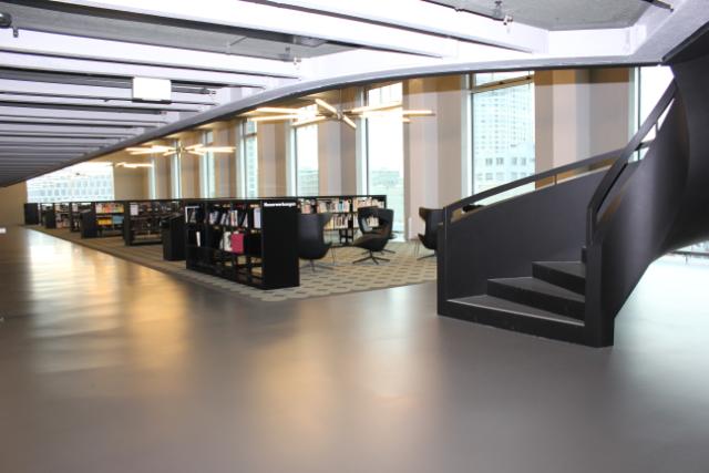 bibliotek.jpg Conica designgulv i biblioteks- og kontormiljø med moderne indretning.