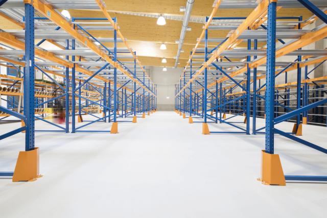 Slidstærkt Conica industrigulv i lagerhal med reolsystemer og høj belastning.